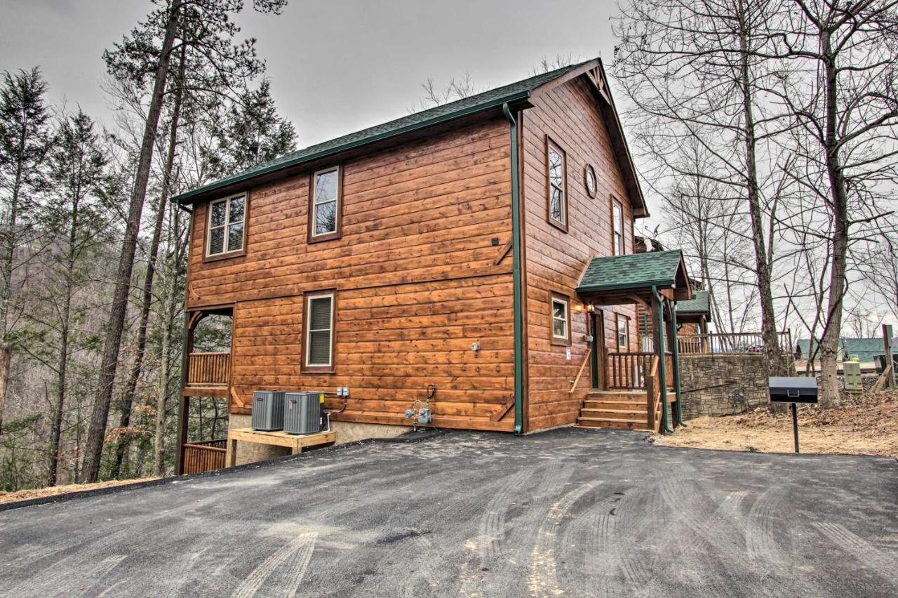Luxe With Theater Less Than 2 Miles To Holiday home Gatlinburg