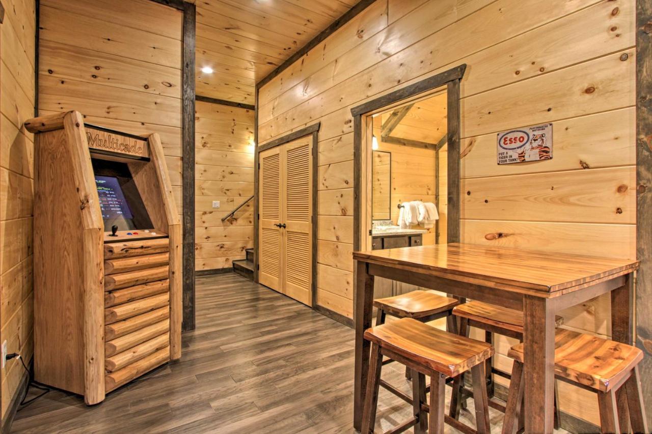 Luxe With Theater Less Than 2 Miles To Holiday home Gatlinburg