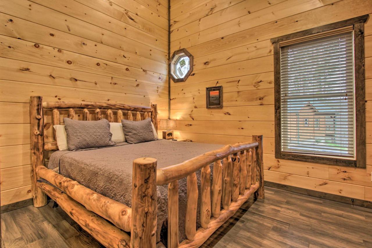 Luxe With Theater Less Than 2 Miles To Holiday home Gatlinburg