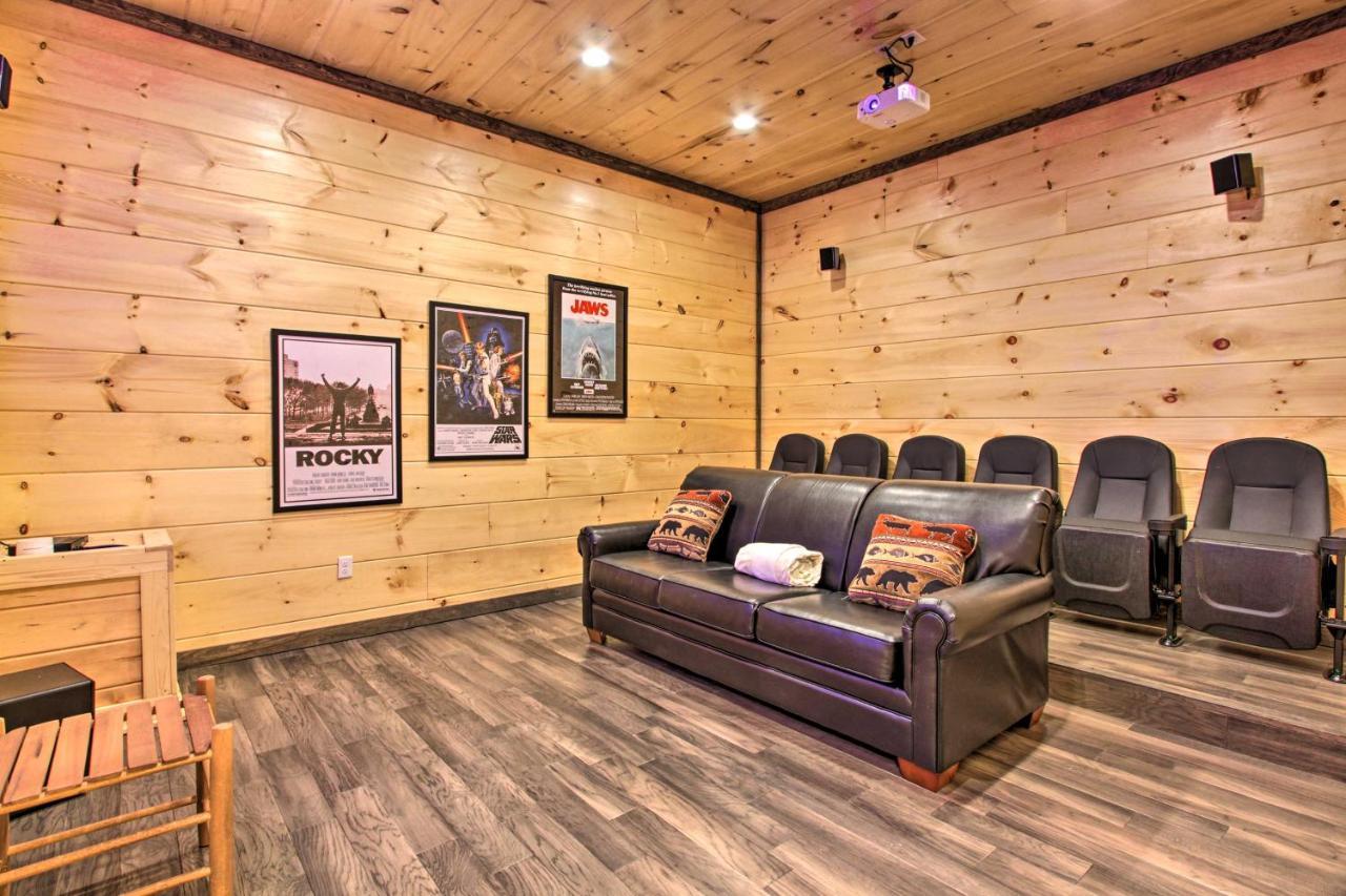 Luxe With Theater Less Than 2 Miles To Holiday home
