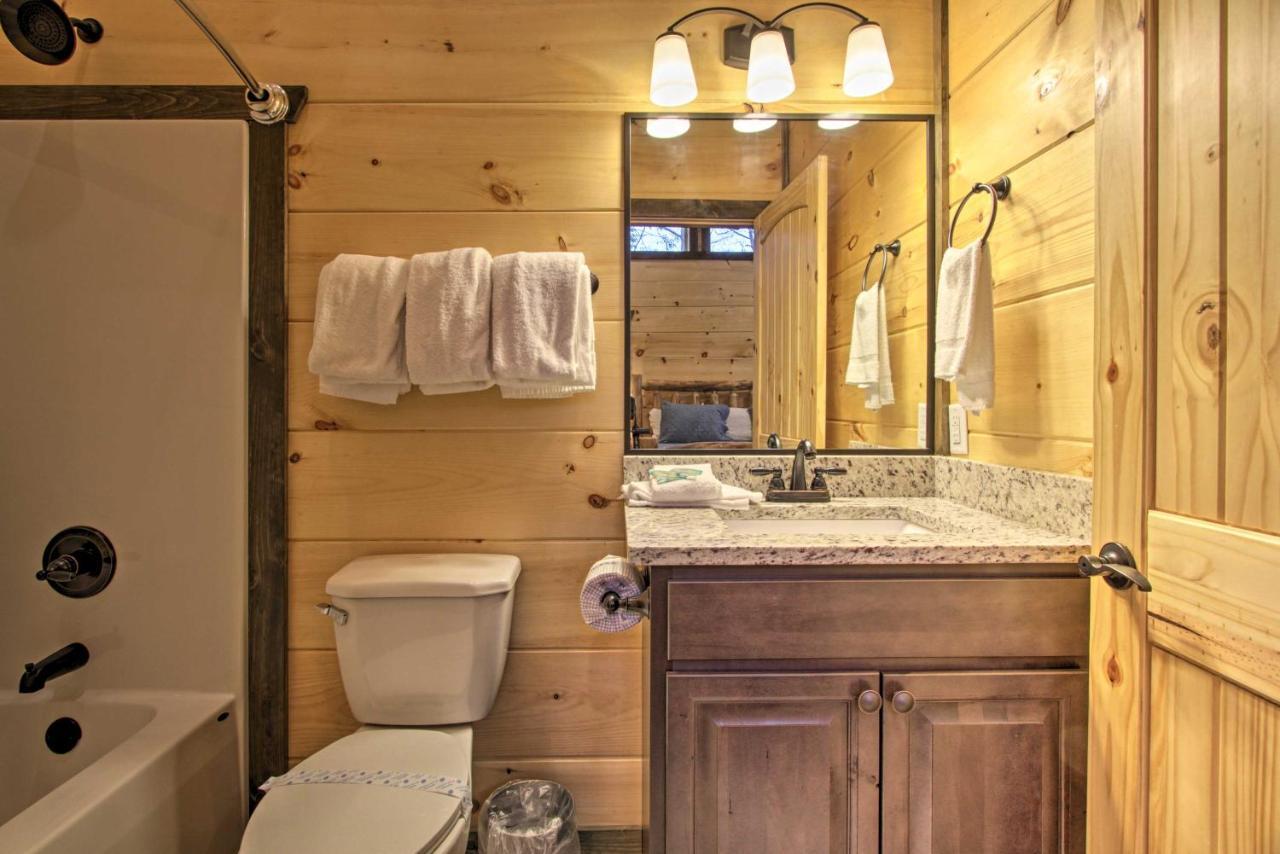Luxe With Theater Less Than 2 Miles To Holiday home *