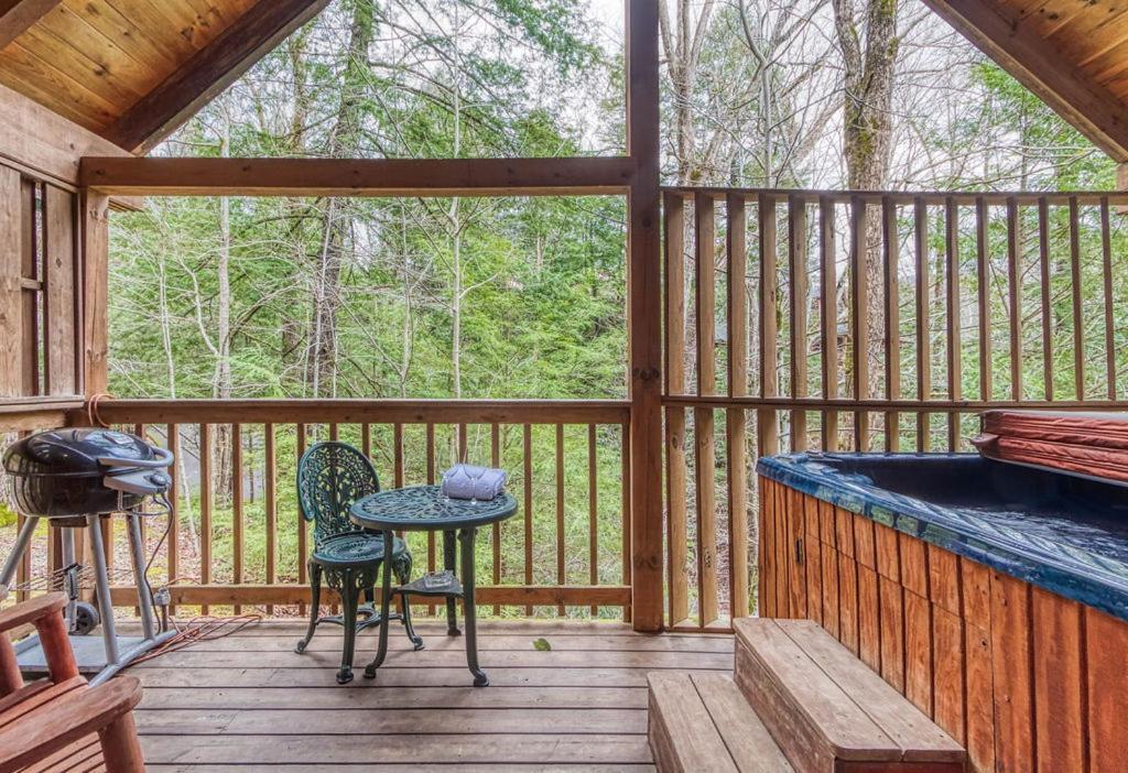 Mountain Eden, Hot Tub, Pool, Wifi, 1089 Free Tickets Each Paid Day, Dollywood And