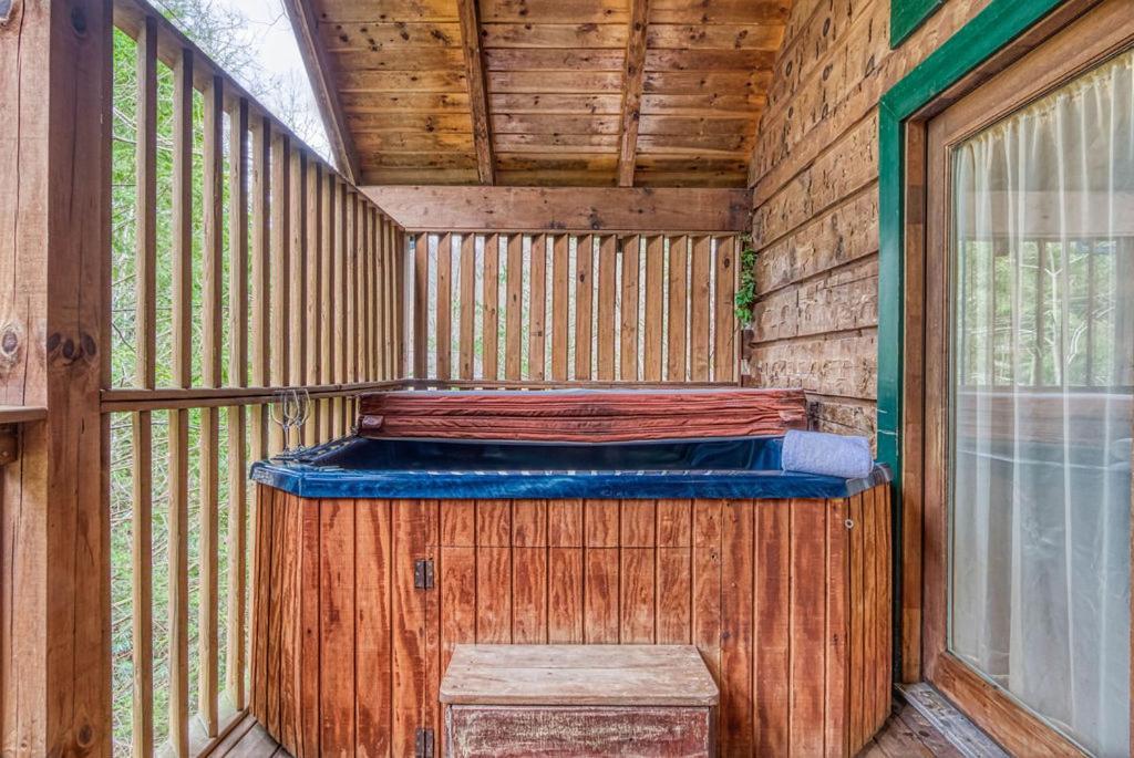Mountain Eden, Hot Tub, Pool, Wifi, 1089 Free Tickets Each Paid Day, Dollywood And *
