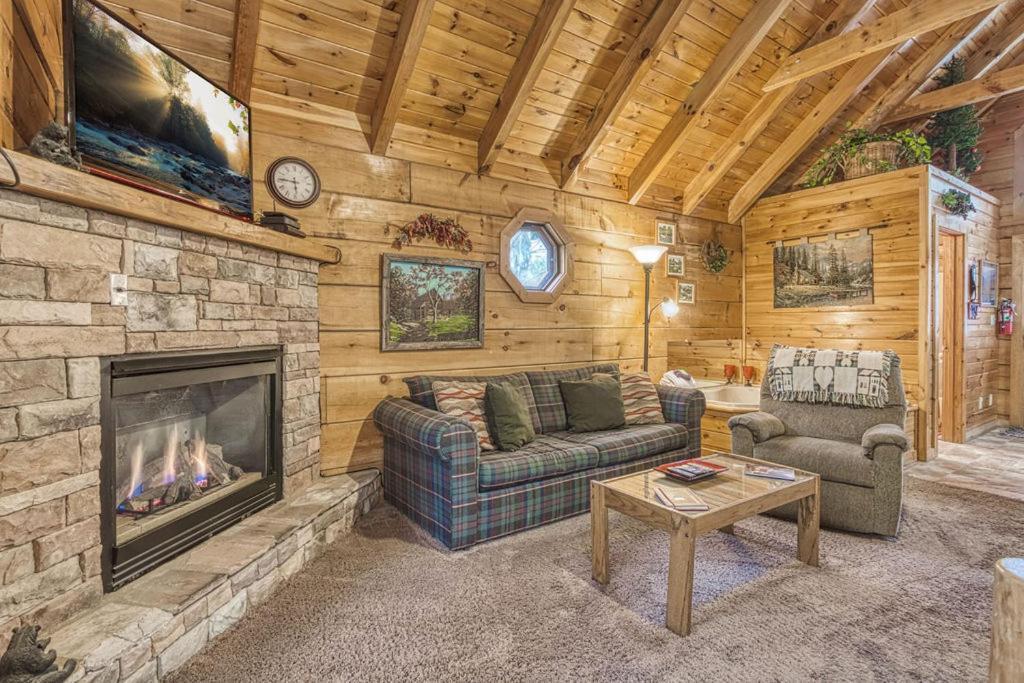 Apartment Mountain Eden, Hot Tub, Pool, Wifi, 1089 Free Tickets Each Paid Day, Dollywood And *