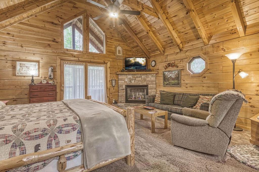 Mountain Eden, Hot Tub, Pool, Wifi, 1089 Free Tickets Each Paid Day, Dollywood And Gatlinburg