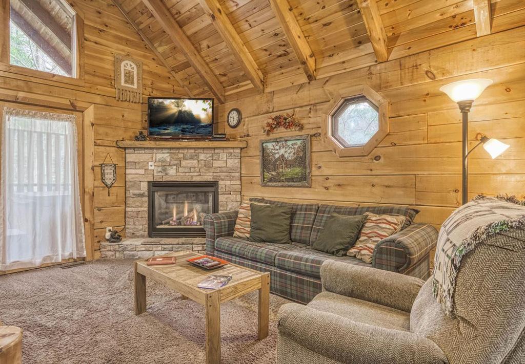 Mountain Eden, Hot Tub, Pool, Wifi, 1089 Free Tickets Each Paid Day, Dollywood And Gatlinburg