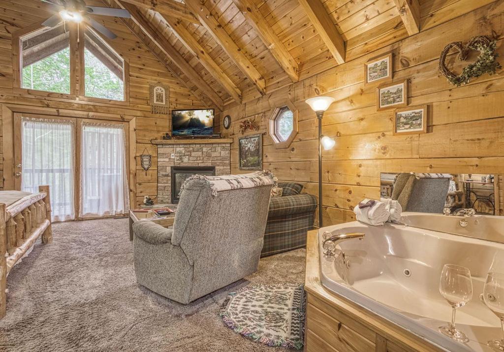 Mountain Eden, Hot Tub, Pool, Wifi, 1089 Free Tickets Each Paid Day, Dollywood And *