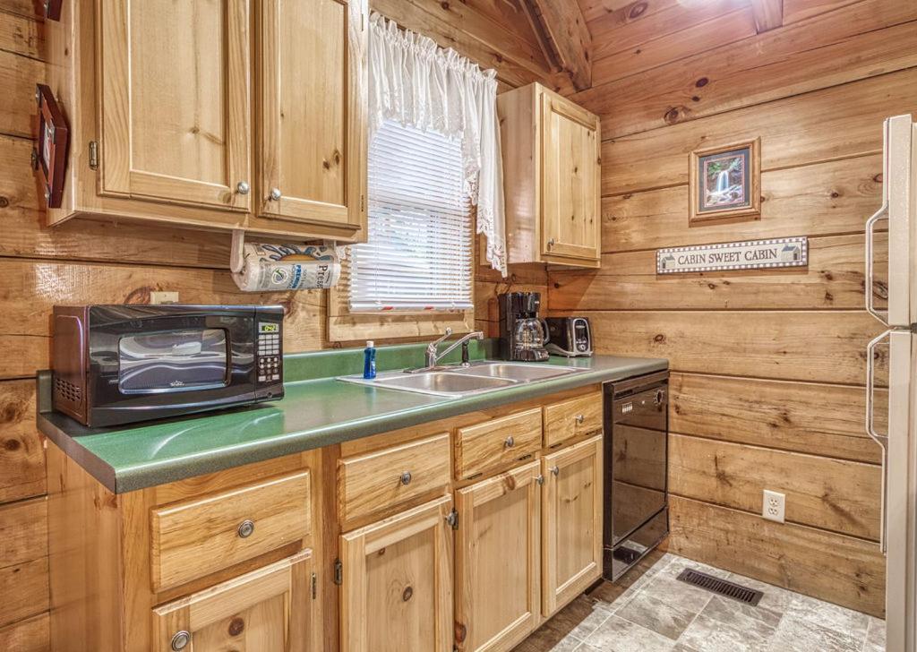 Mountain Eden, Hot Tub, Pool, Wifi, 1089 Free Tickets Each Paid Day, Dollywood And * Gatlinburg