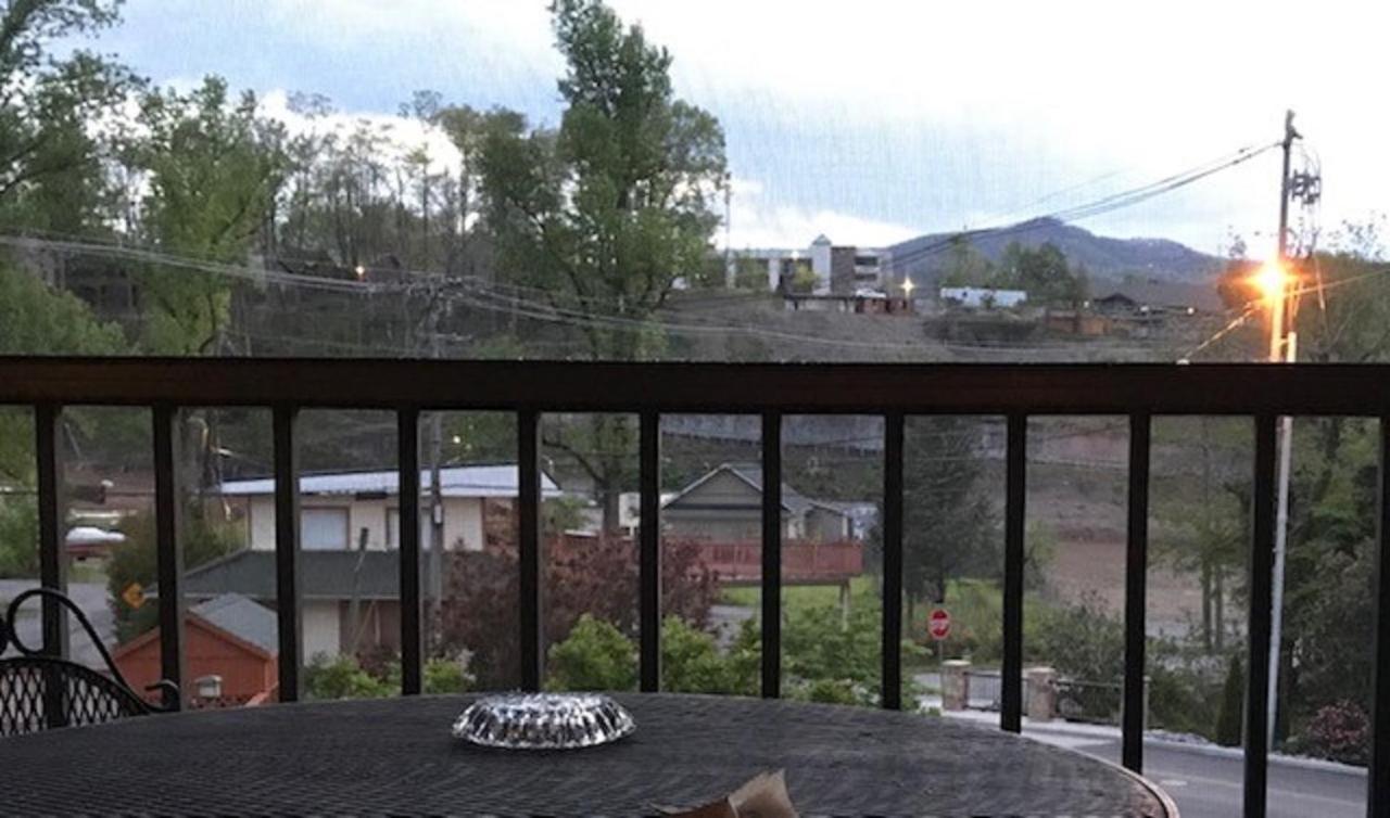 Spacious Downtown Walking Distance To Downtown Sleeps 6 Guests