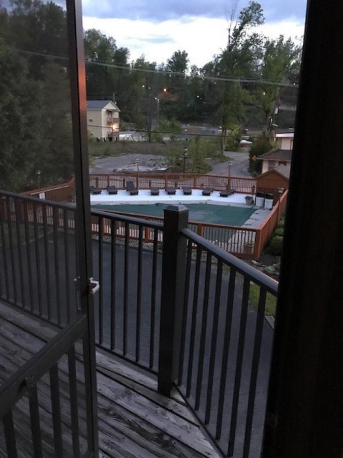 Spacious Downtown Walking Distance To Downtown Sleeps 6 Guests Apartment Gatlinburg