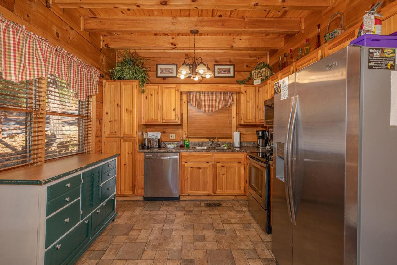 Log Inn, 5 Bed 3 Bath Group In With Game And Hot Tub, Seasonal Pool Holiday home