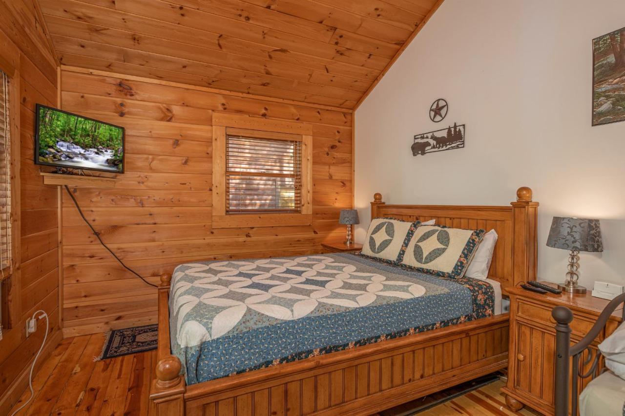 Log Inn, 5 Bed 3 Bath Group In With Game And Hot Tub, Seasonal Pool Holiday home Gatlinburg