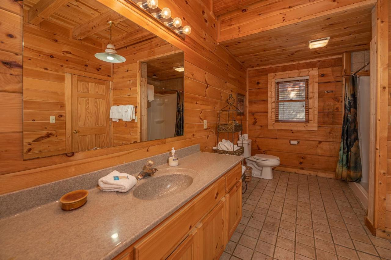 Holiday home Log Inn, 5 Bed 3 Bath Group In With Game And Hot Tub, Seasonal Pool Gatlinburg
