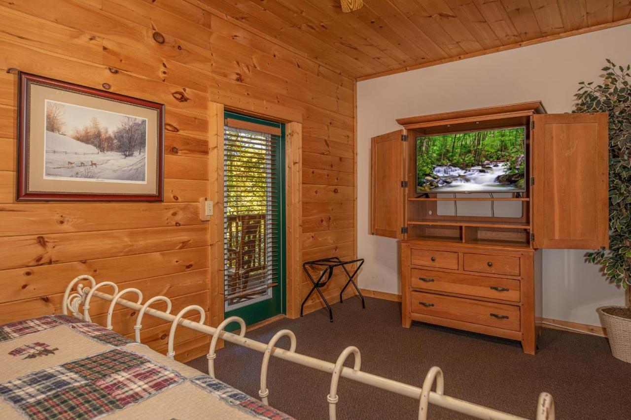 Log Inn, 5 Bed 3 Bath Group In With Game And Hot Tub, Seasonal Pool * Gatlinburg