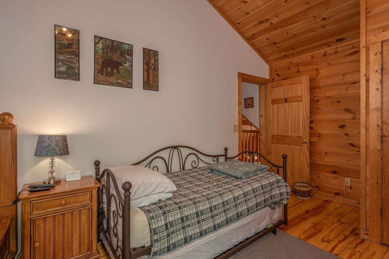 Log Inn, 5 Bed 3 Bath Group In With Game And Hot Tub, Seasonal Pool Holiday home Gatlinburg