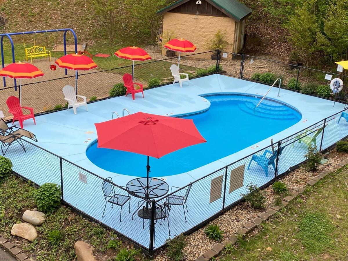 Log Inn, 5 Bed 3 Bath Group In With Game And Hot Tub, Seasonal Pool Holiday home *