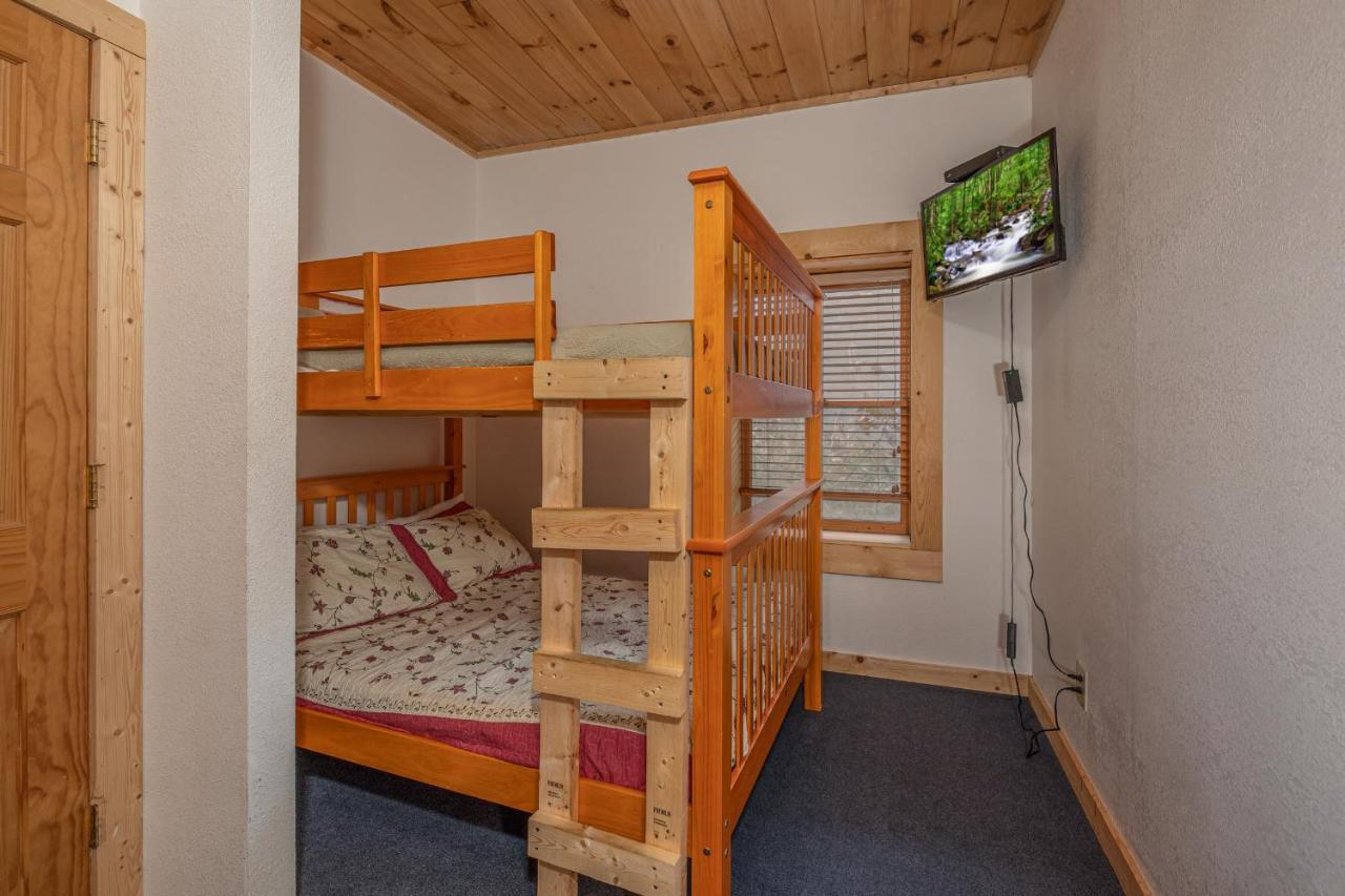 Log Inn, 5 Bed 3 Bath Group In With Game And Hot Tub, Seasonal Pool