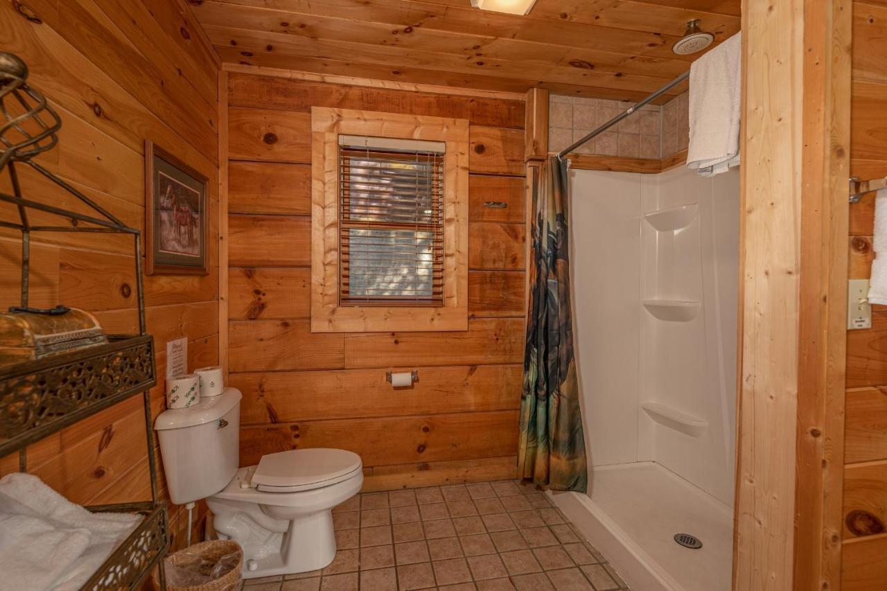 Log Inn, 5 Bed 3 Bath Group In With Game And Hot Tub, Seasonal Pool Holiday home