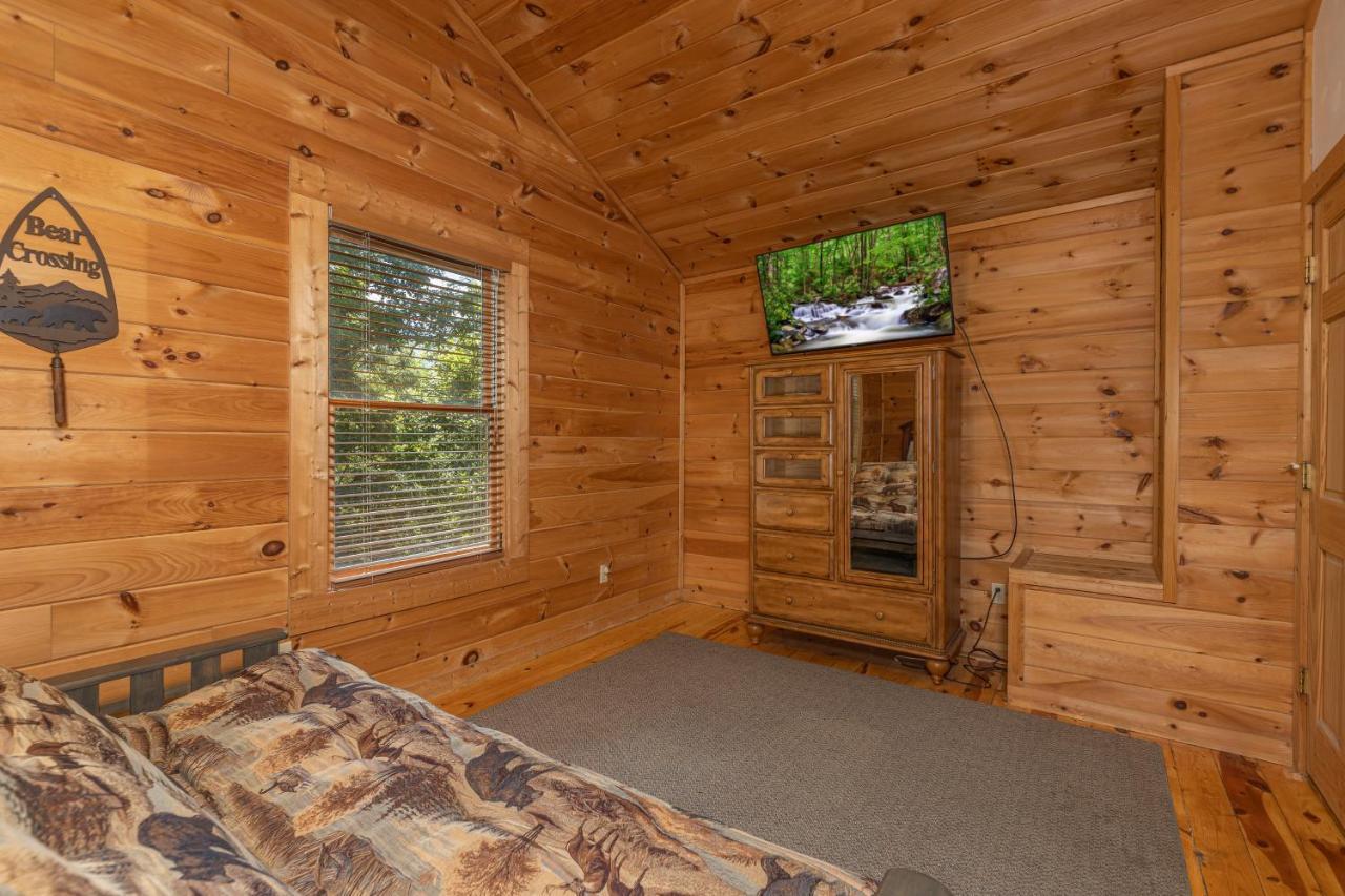 Holiday home Log Inn, 5 Bed 3 Bath Group In With Game And Hot Tub, Seasonal Pool Gatlinburg