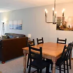 Cozy Mountain Getaway! Mountain Views! 2 Bed, 2 Bath, Sleeps 6