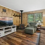 Serene Forest View- Hot Tub- Pet Friendly With Fenced Yard