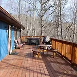 Serene Forest View- Hot Tub- Pet Friendly With Fenced Yard