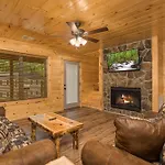 Hidden Gem Cabin For Up To 10 With Wi-Fi, Game Room, Hot Tub And Swim Spa, Close To Town, Private