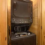 Hidden Gem Cabin For Up To 10 With Wi-Fi, Game Room, Hot Tub And Swim Spa, Close To Town, Private