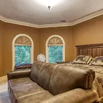 Mountain Bliss: Estate W/ Views~Firepit~Hot Tub~Gburg 5Min~3 Pools