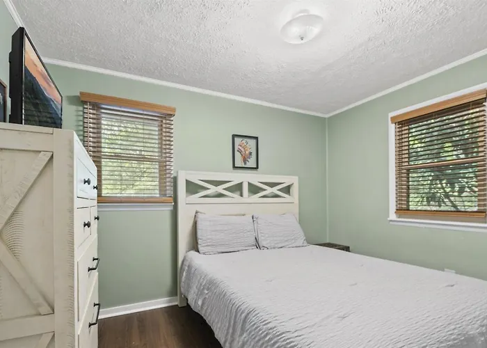 Serene Forest View- Hot Tub- Pet Friendly With Fenced Yard