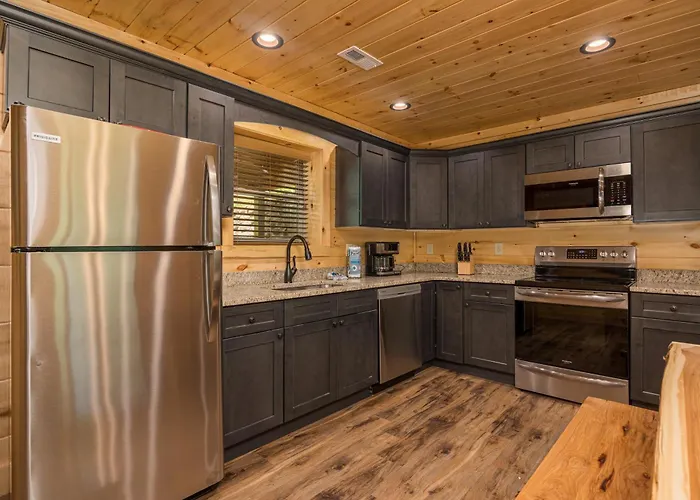 Hidden Gem Cabin For Up To 10 With Wi-Fi, Game Room, Hot Tub And Swim Spa, Close To Town, Private