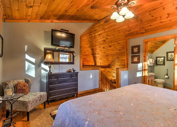 Cozy Nest Gatlinburg Cabin With Porch And Jacuzzi!