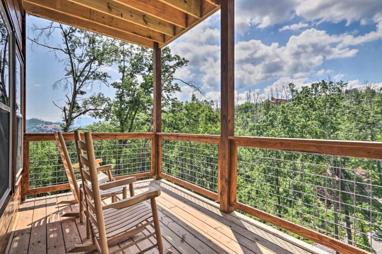 Holiday home Modern With Hot Tub And Game In Gatlinburg!