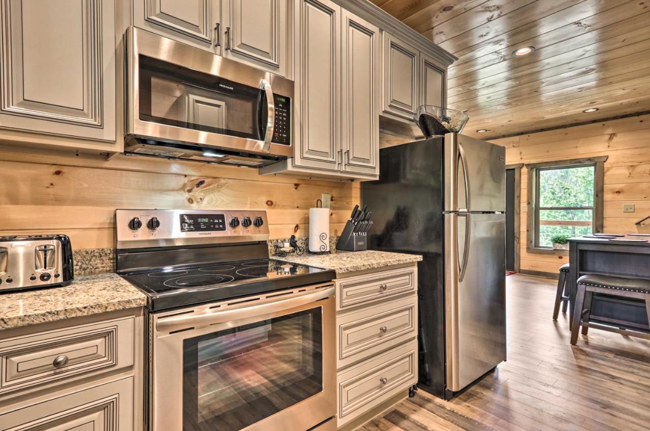 Modern With Hot Tub And Game In Gatlinburg! Holiday home
