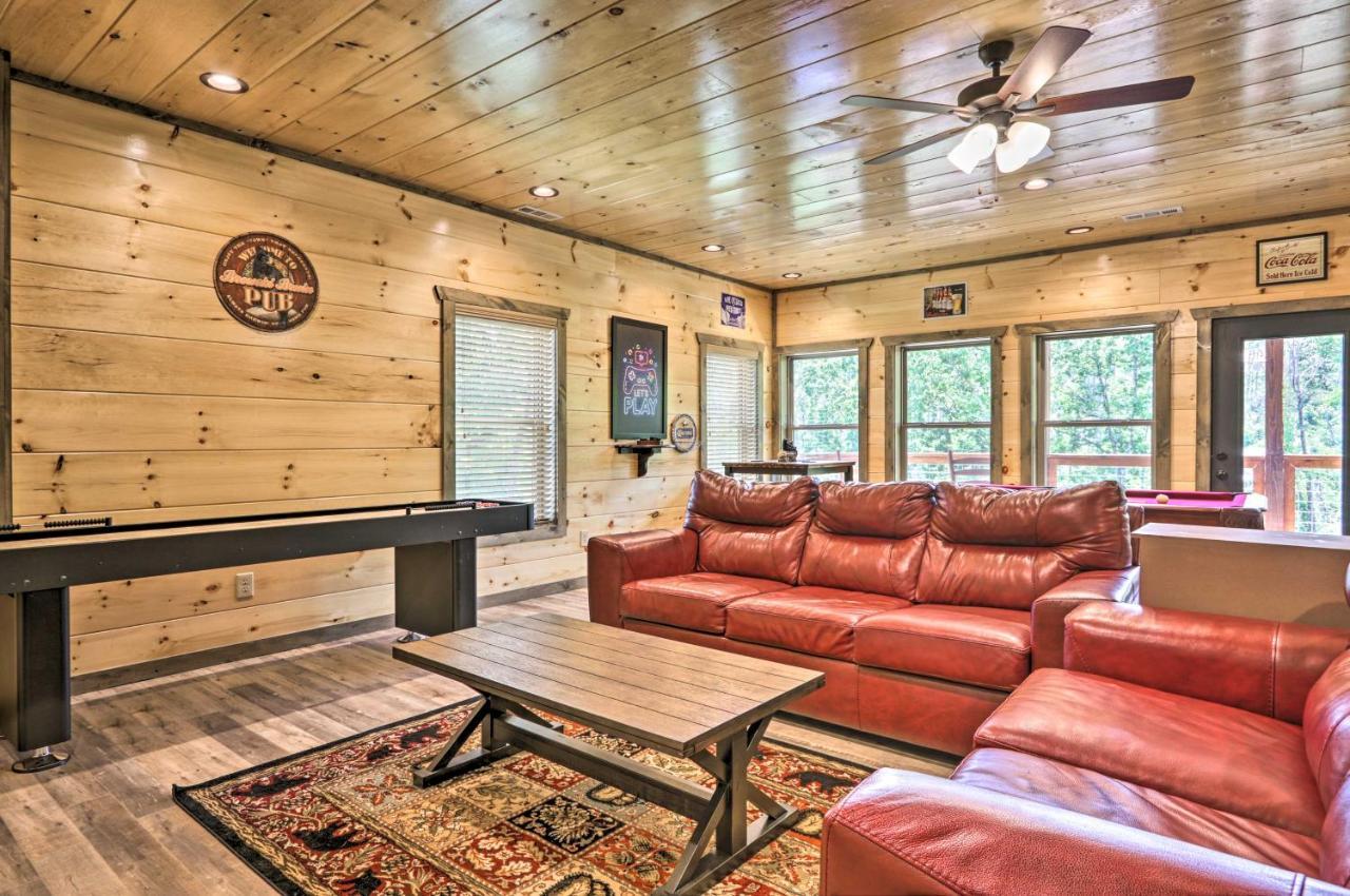 Holiday home Modern With Hot Tub And Game In Gatlinburg!