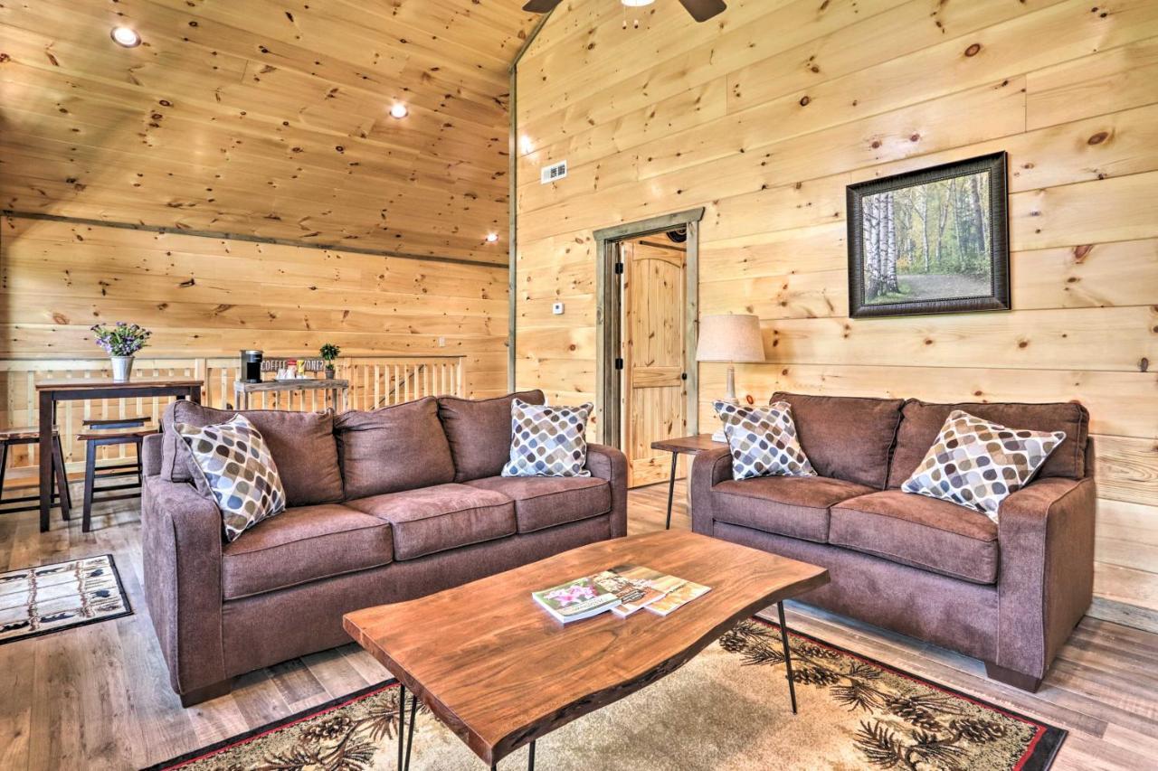 Holiday home Modern With Hot Tub And Game In Gatlinburg!