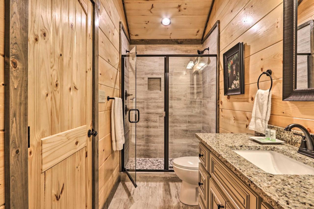 Modern With Hot Tub And Game In Gatlinburg! Holiday home