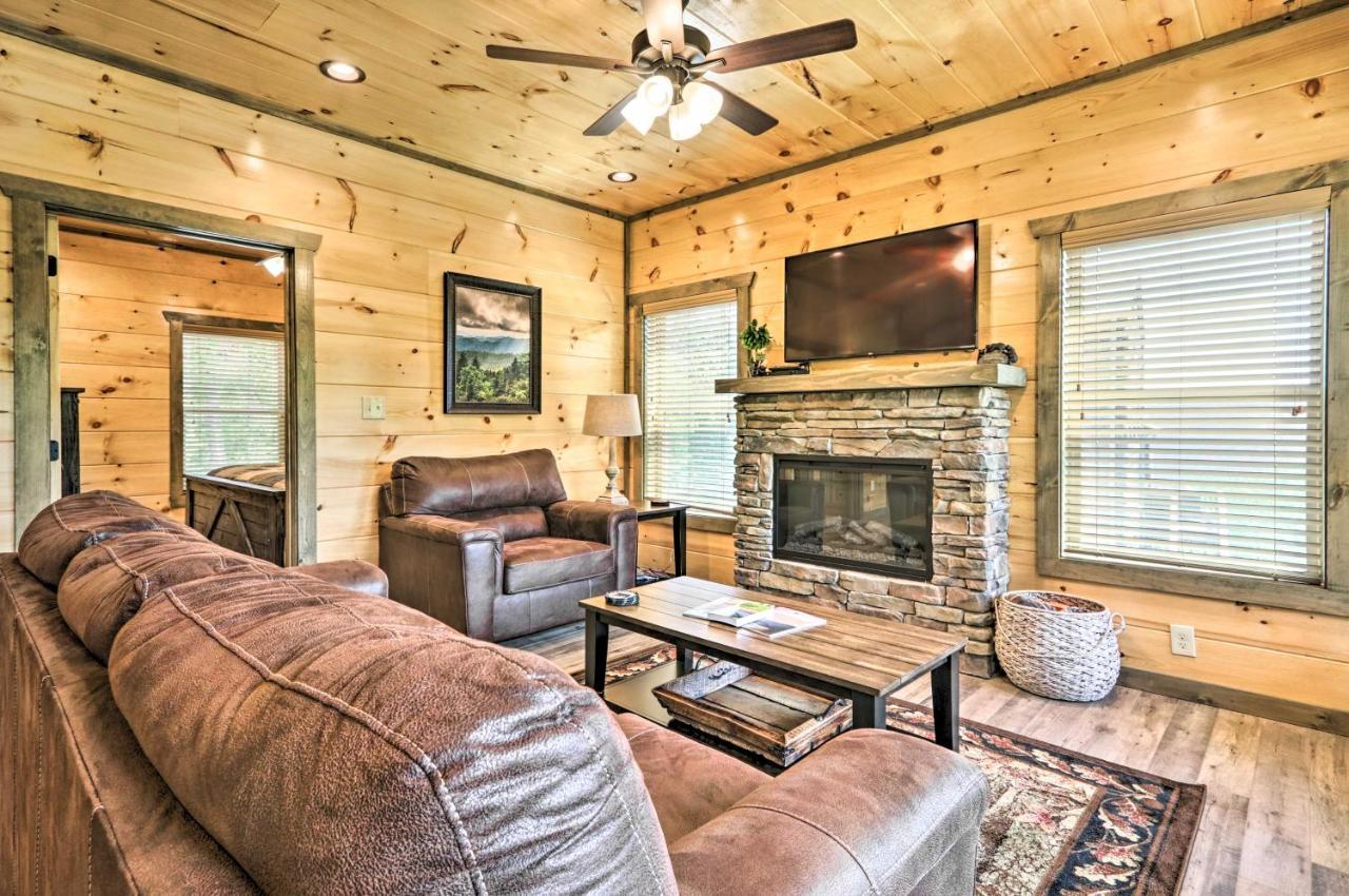 Modern With Hot Tub And Game In Gatlinburg! Holiday home *
