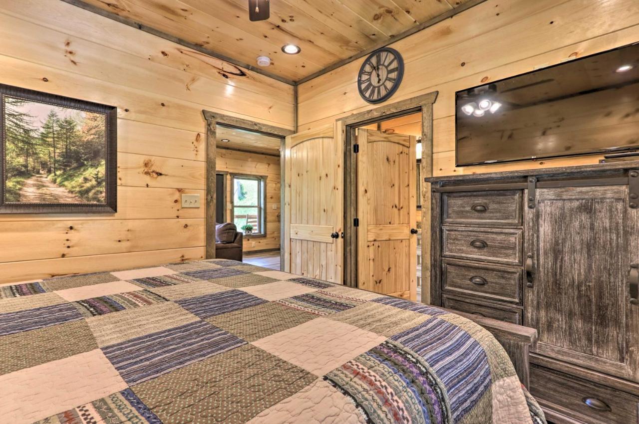 Modern With Hot Tub And Game In Gatlinburg! *