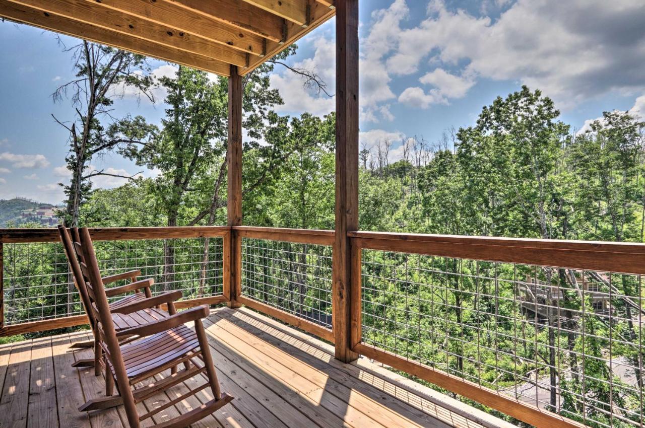 Modern With Hot Tub And Game In Gatlinburg!