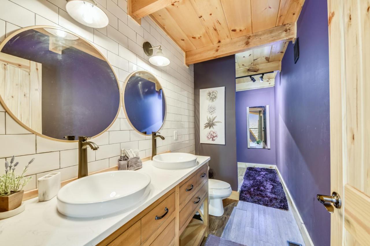 Whispering Waters Cabin Holiday home *