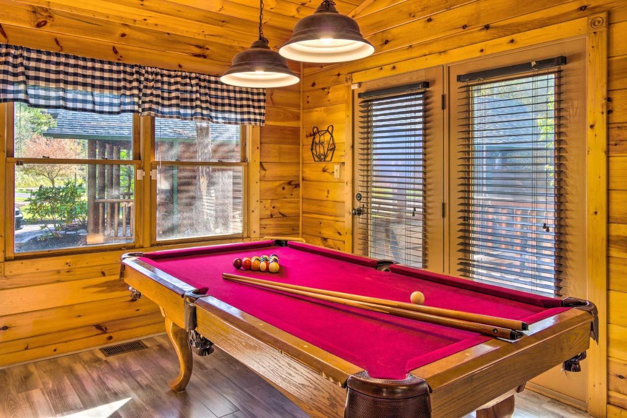 Bear Paw With Hot Tub And Pool Table! Holiday home Gatlinburg