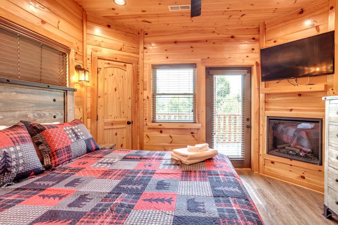 With Private Hot Tub By Staycating * Gatlinburg