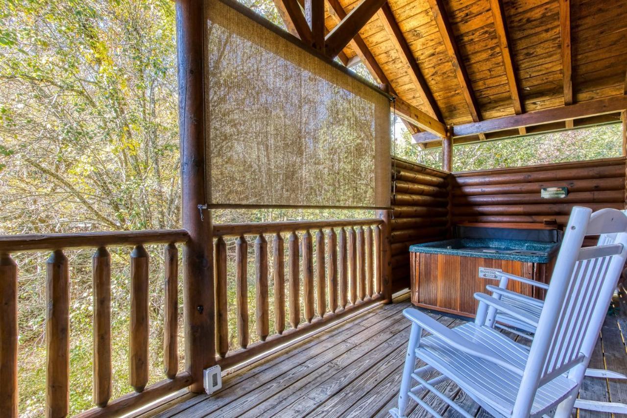 Dog Friendly, Romantic Mtn Getaway Hot Tub Pool Gatlinburg