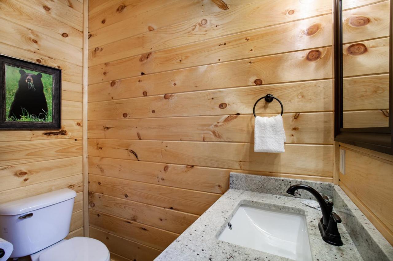 New Build, Indoor Pool, Hot Tub, & Theater Room! Gatlinburg