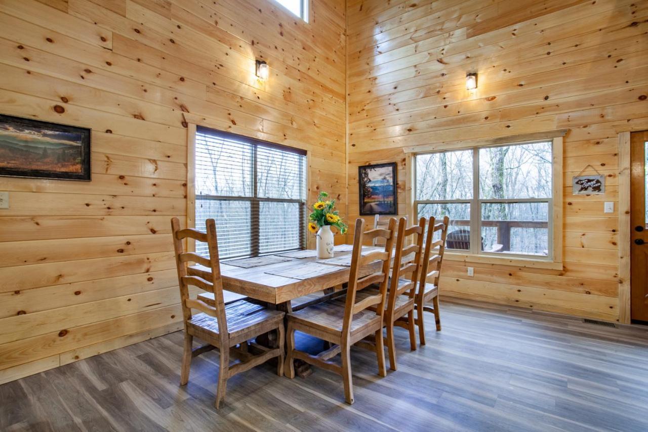 New Build, Indoor Pool, Hot Tub, & Theater Room! Gatlinburg