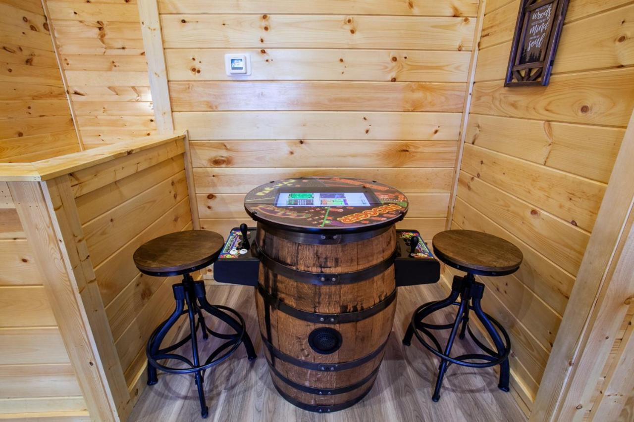 New Build, Indoor Pool, Hot Tub, & Theater Room! * Gatlinburg