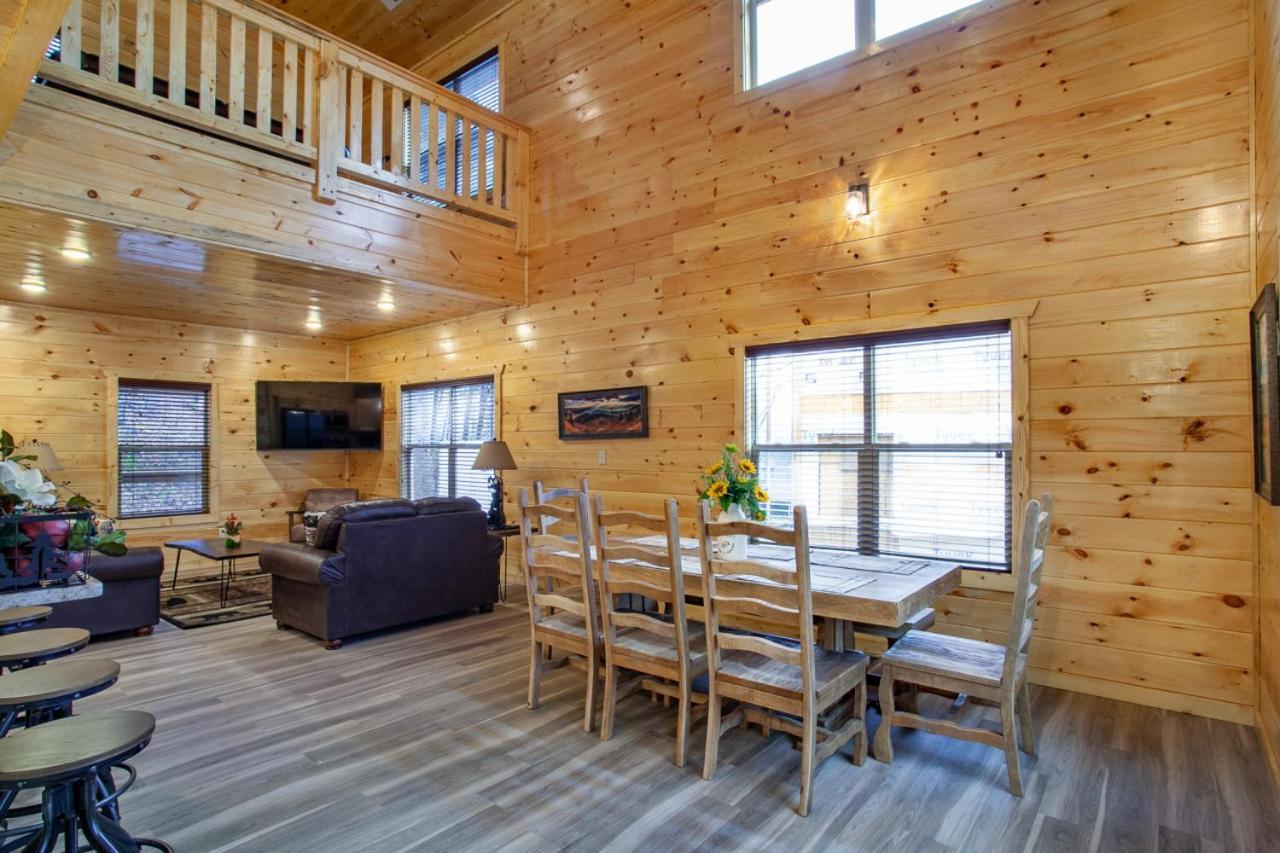 New Build, Indoor Pool, Hot Tub, & Theater Room! Gatlinburg