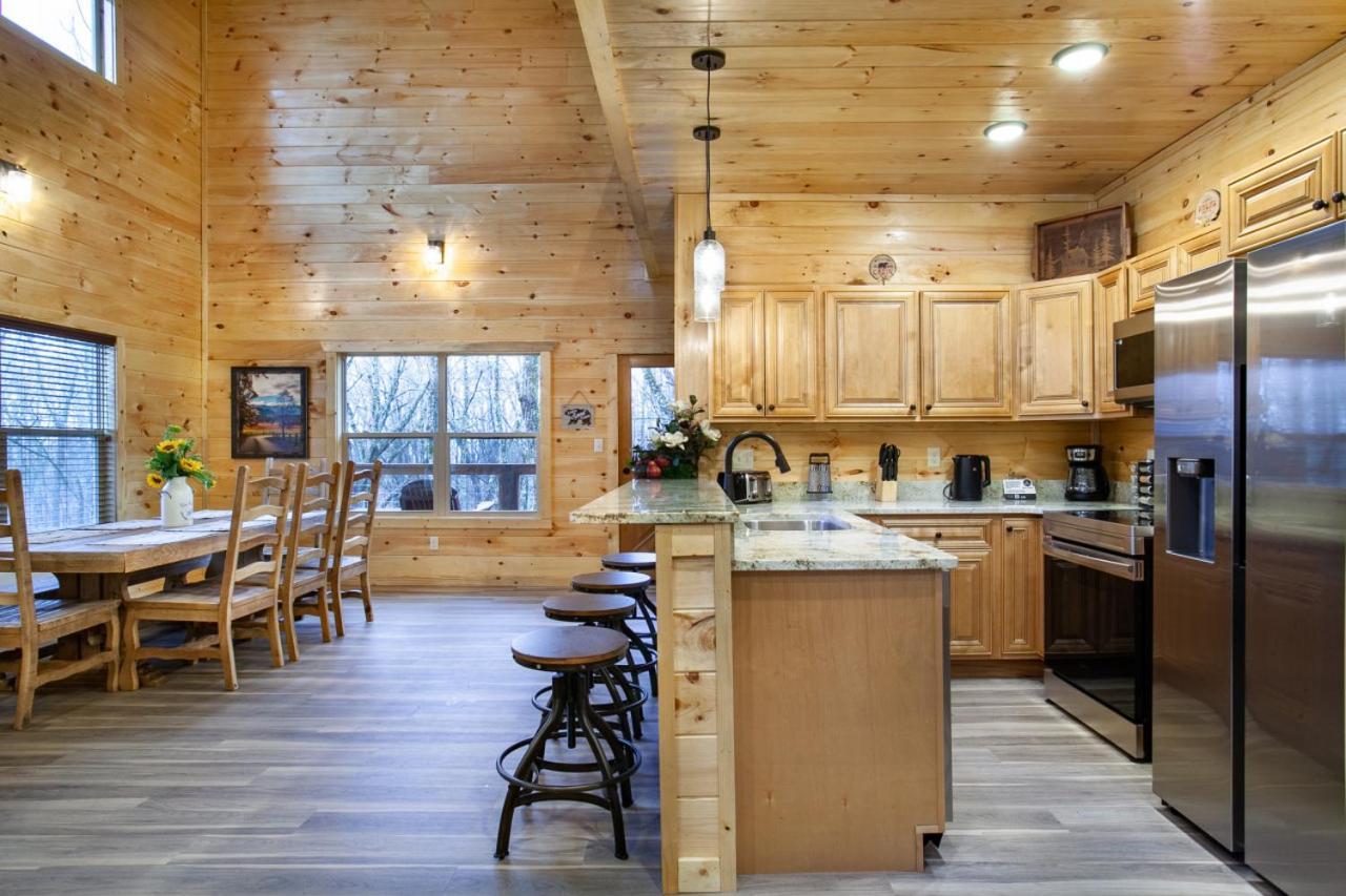 Holiday home New Build, Indoor Pool, Hot Tub, & Theater Room! *