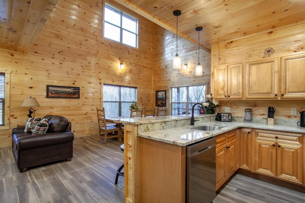 Holiday home New Build, Indoor Pool, Hot Tub, & Theater Room! Gatlinburg